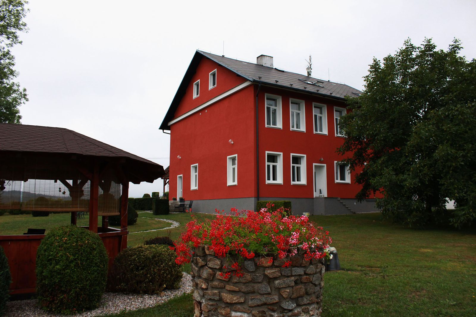 Budova penzionu Obora se zahradou v létě